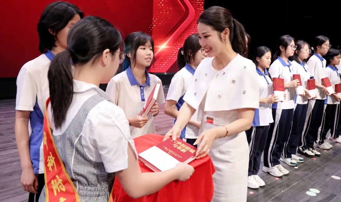 以光为引，逐梦远航 | 照亮春蕾绽放之路